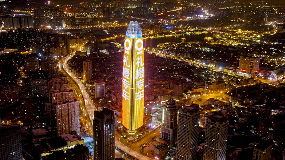 禮橙專車上演濟(jì)南城市媒體燈光秀點亮2021